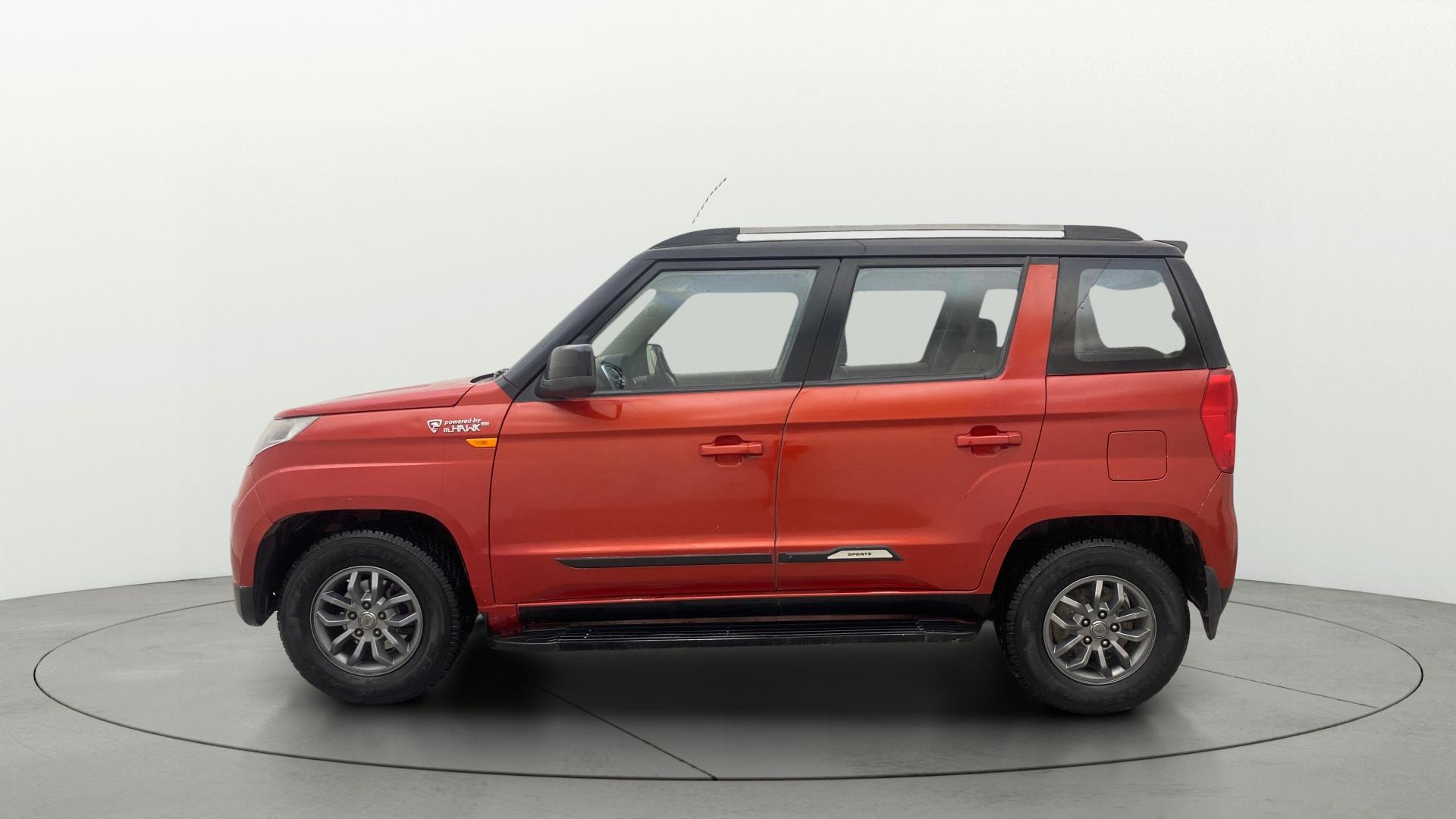 View 2019 Mahindra TUV300 T10 100HP Dual Tone Image 5 Used 2019 Mahindra TUV300 T10 100HP Dual Tone Image 5