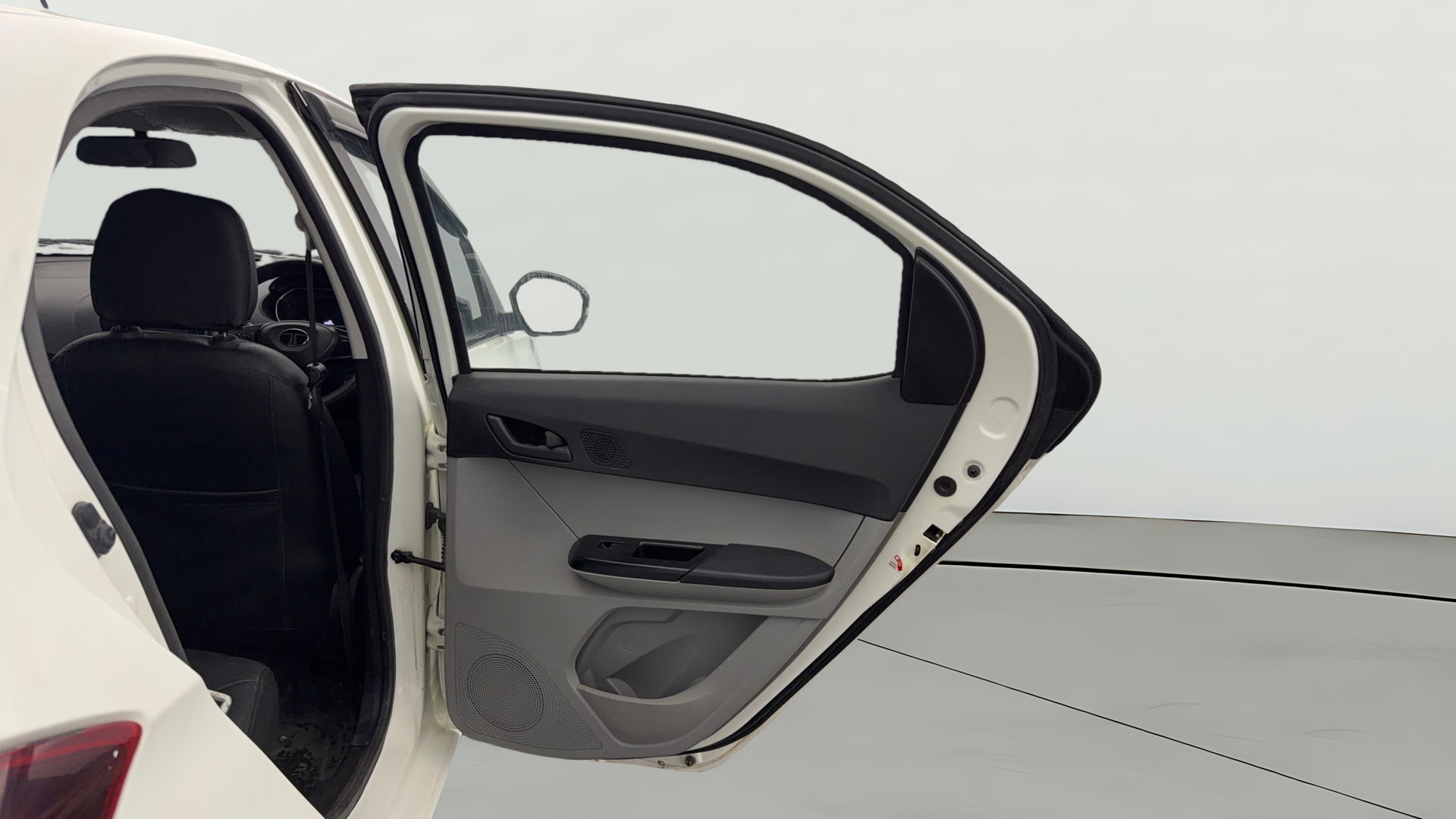 View 2024 Tata Tiago Revotorq XB Image 7 Used 2024 Tata Tiago Revotorq XB Image 7