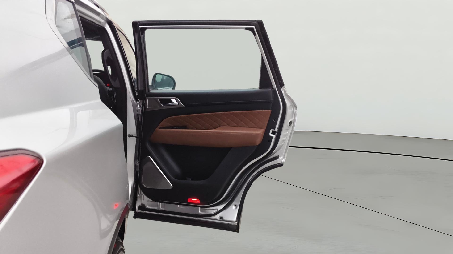 View 2019 Mahindra Alturas G4 4WD AT Image 6 Used 2019 Mahindra Alturas G4 4WD AT Image 6