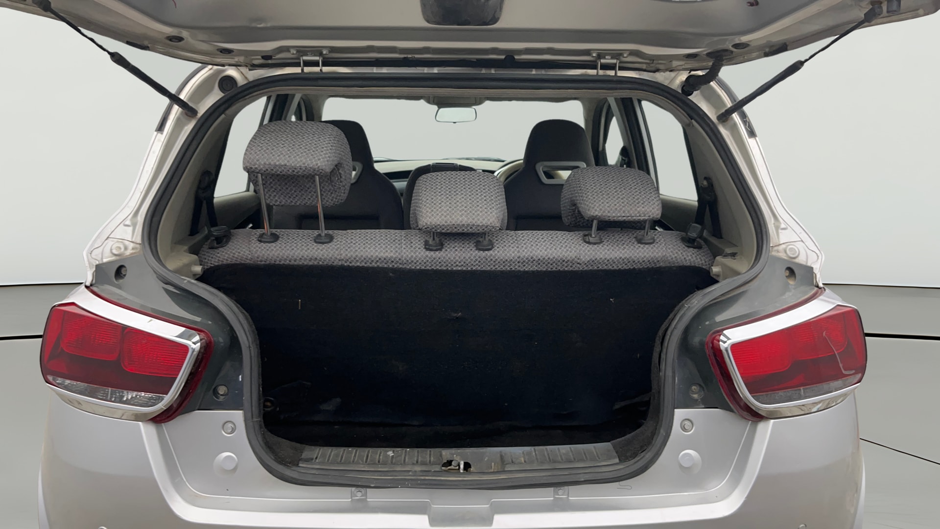 View 2016 Mahindra KUV100 K6 Plus Diesel 6 Seater BS IV Image 38 Used 2016 Mahindra KUV100 K6 Plus Diesel 6 Seater BS IV Image 38
