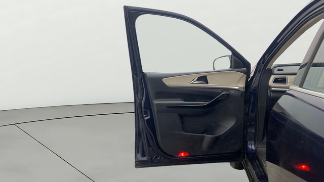 View Mahindra XUV700 Image 40 Used Mahindra XUV700 Image 40
