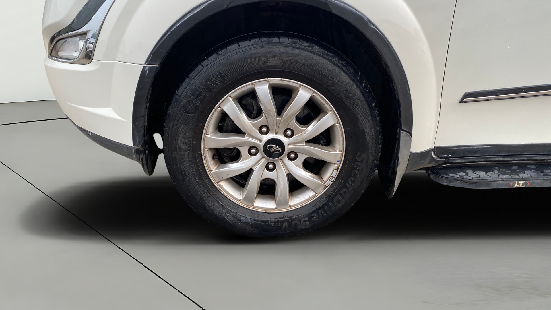 View 2018 Mahindra XUV500 W10 FWD Image 30 Used 2018 Mahindra XUV500 W10 FWD Image 30
