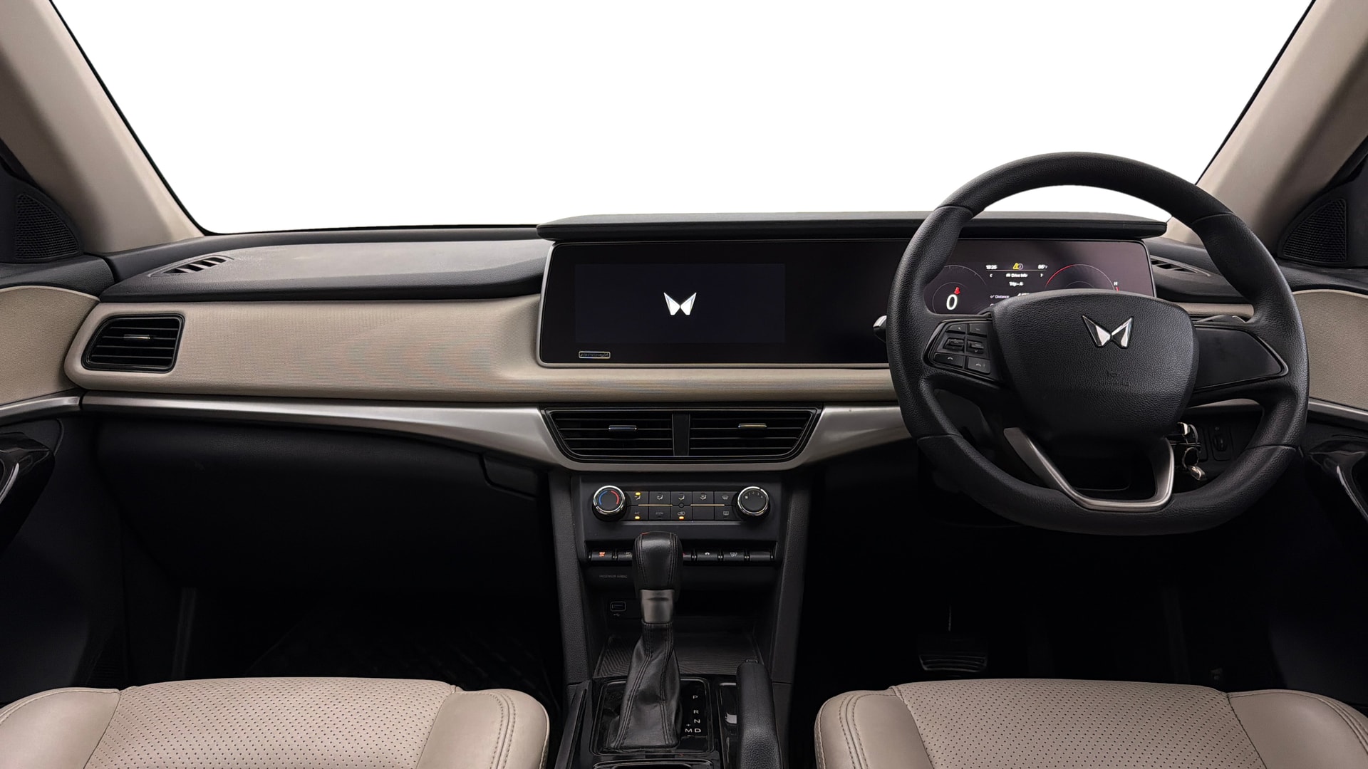 View 2022 Mahindra XUV700 MX Petrol 5 STR Image 15 Used 2022 Mahindra XUV700 MX Petrol 5 STR Image 15