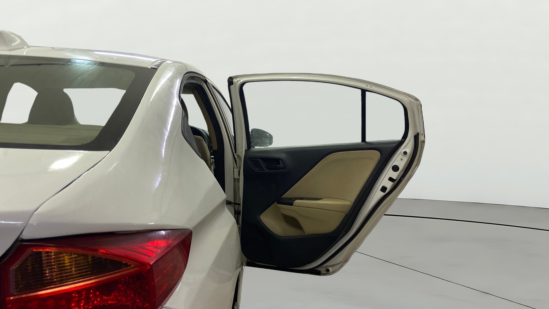 View 2015 Honda City ZX MT Diesel Anniversary Edition Image 8 Used 2015 Honda City ZX MT Diesel Anniversary Edition Image 8