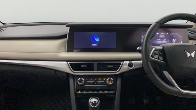 View Mahindra XUV700 Image 18 Used Mahindra XUV700 Image 18