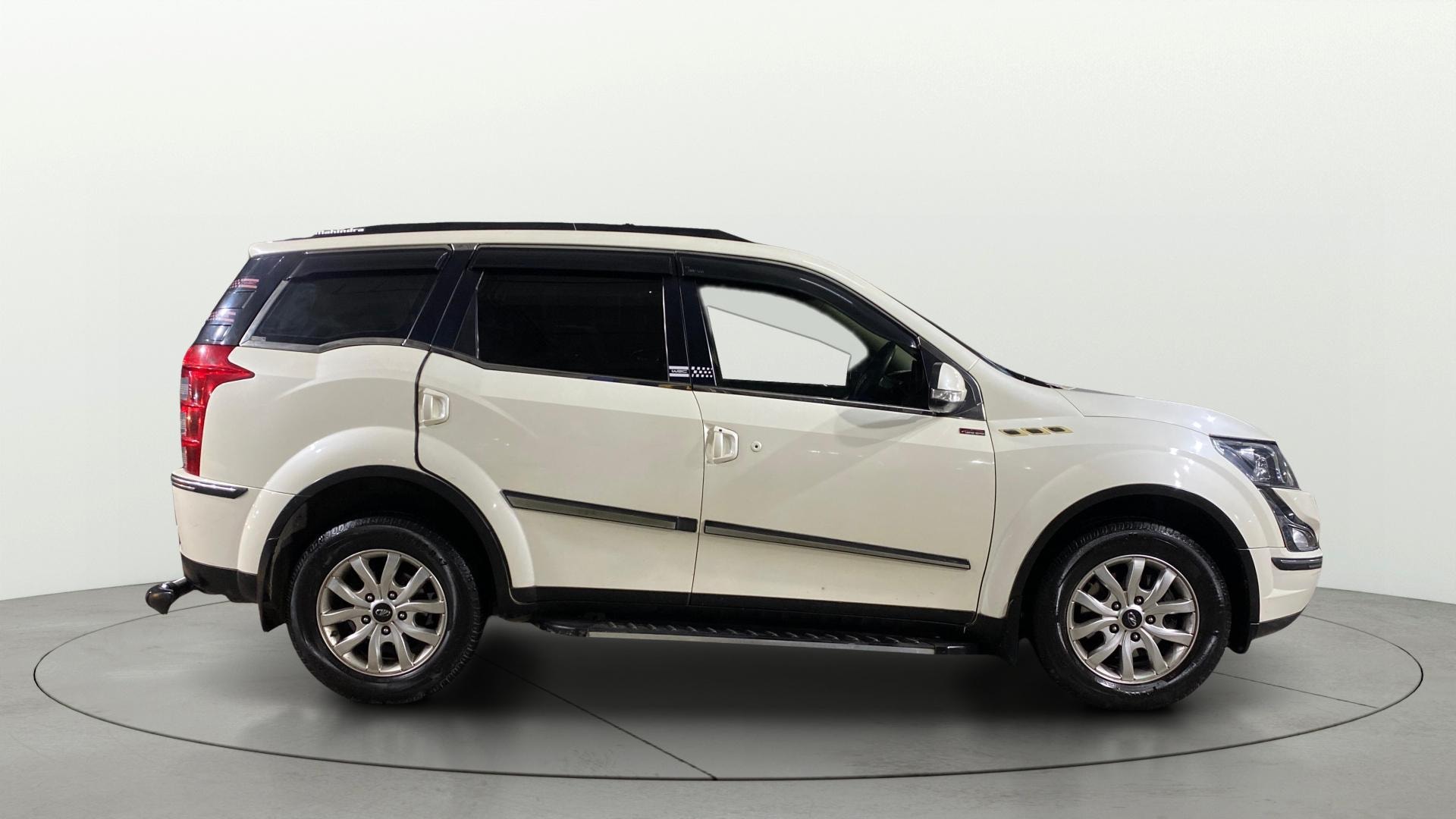 View 2018 Mahindra XUV500 G AT Image 9 Used 2018 Mahindra XUV500 G AT Image 9
