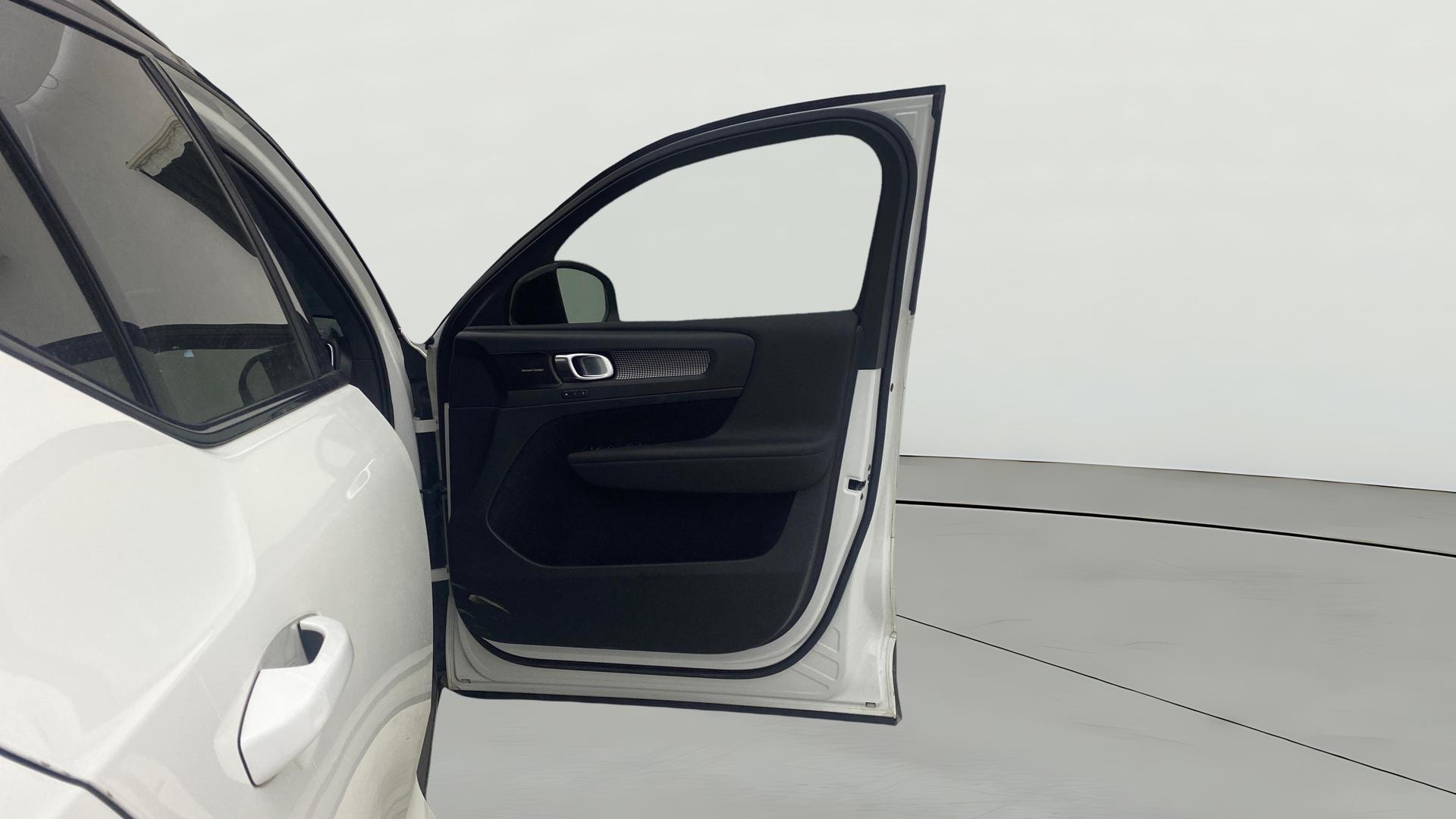 View 2020 Volvo XC40 D4 R-Design Image 48 Used 2020 Volvo XC40 D4 R-Design Image 48