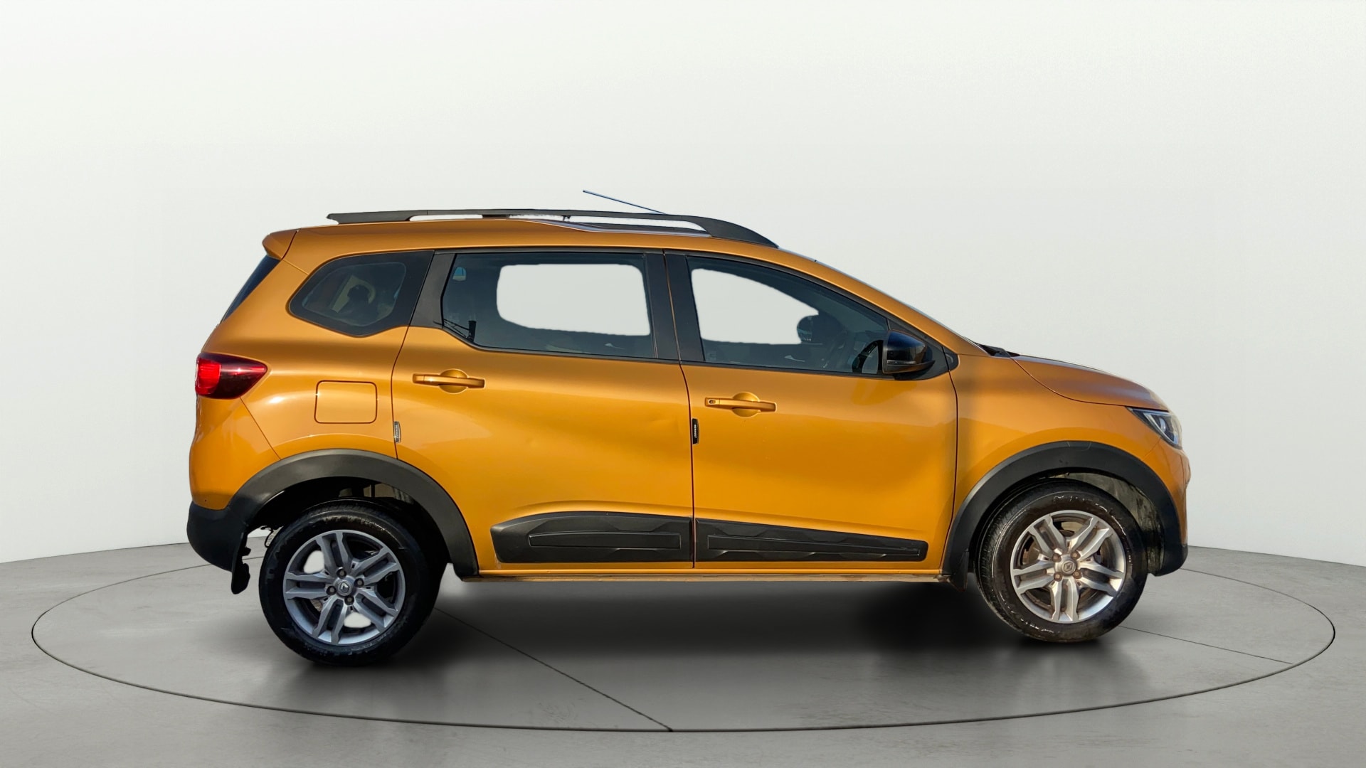 View 2022 Renault Triber RXZ AMT Image 8 Used 2022 Renault Triber RXZ AMT Image 8