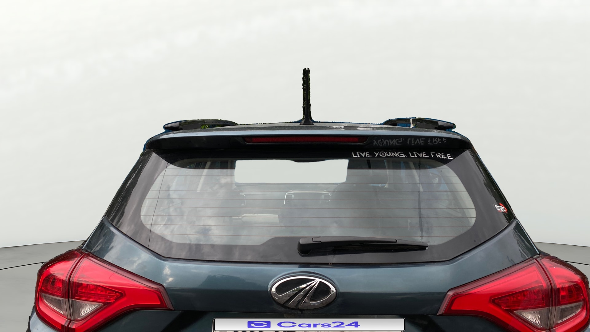 View 2019 Mahindra XUV300 W4 Petrol BS IV Image 4 Used 2019 Mahindra XUV300 W4 Petrol BS IV Image 4