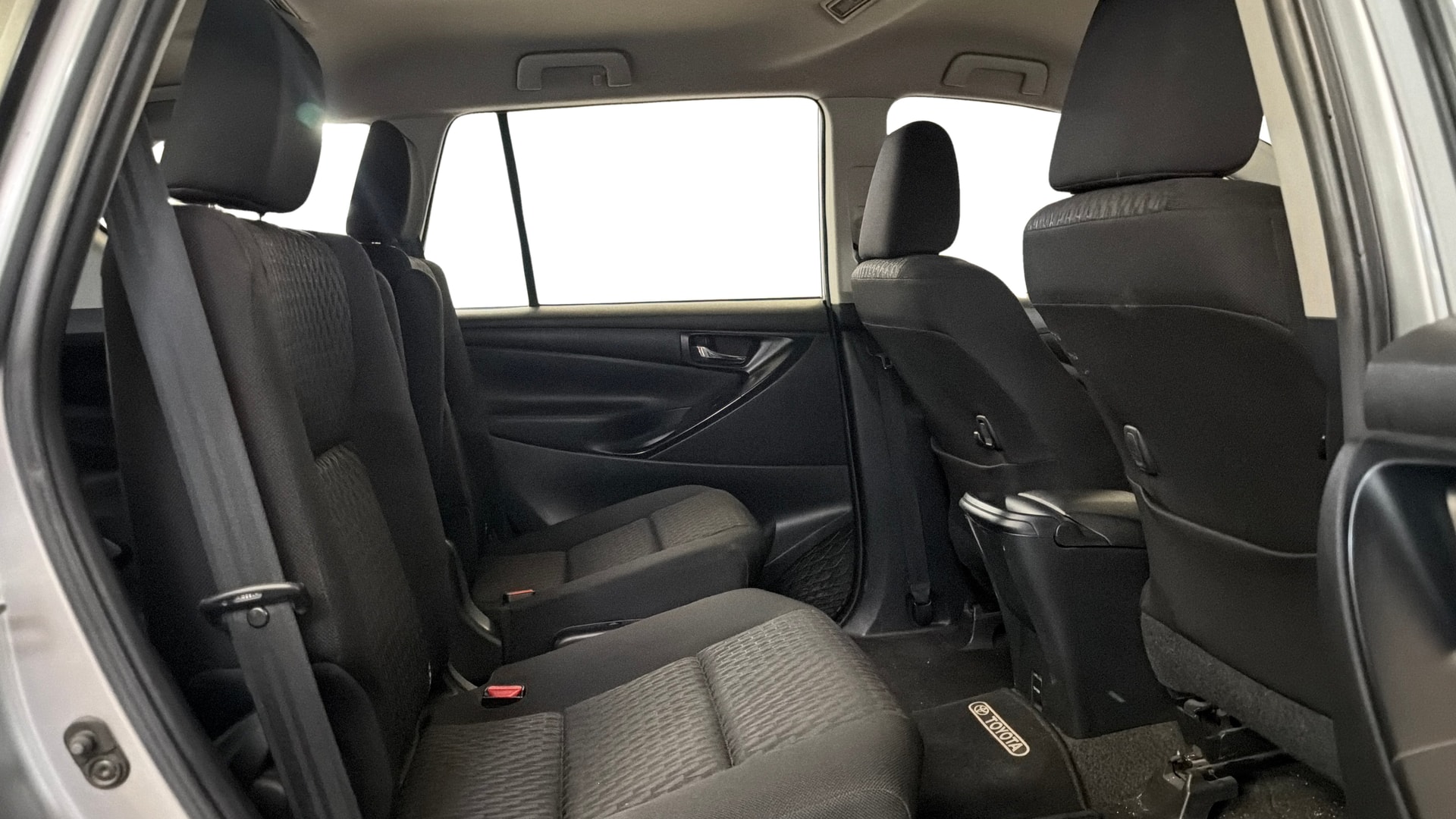 View 2022 Toyota Innova Crysta 2.4 G MT 8-Seater BS IV Image 29 Used 2022 Toyota Innova Crysta 2.4 G MT 8-Seater BS IV Image 29