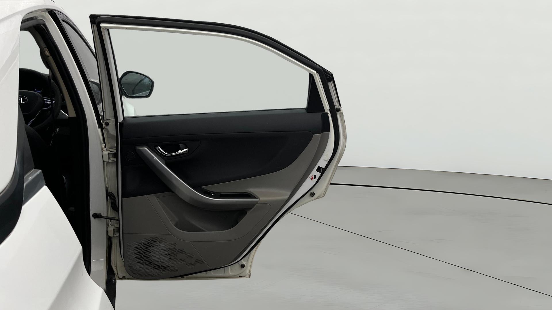 View 2018 Tata Nexon Revotron XE Image 7 Used 2018 Tata Nexon Revotron XE Image 7