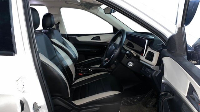 View Mahindra XUV700 Image 28 Used Mahindra XUV700 Image 28