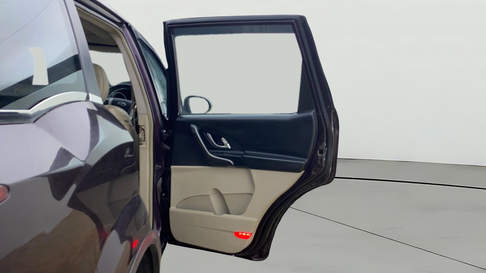 View 2017 Mahindra XUV500 W10 FWD Image 6 Used 2017 Mahindra XUV500 W10 FWD Image 6