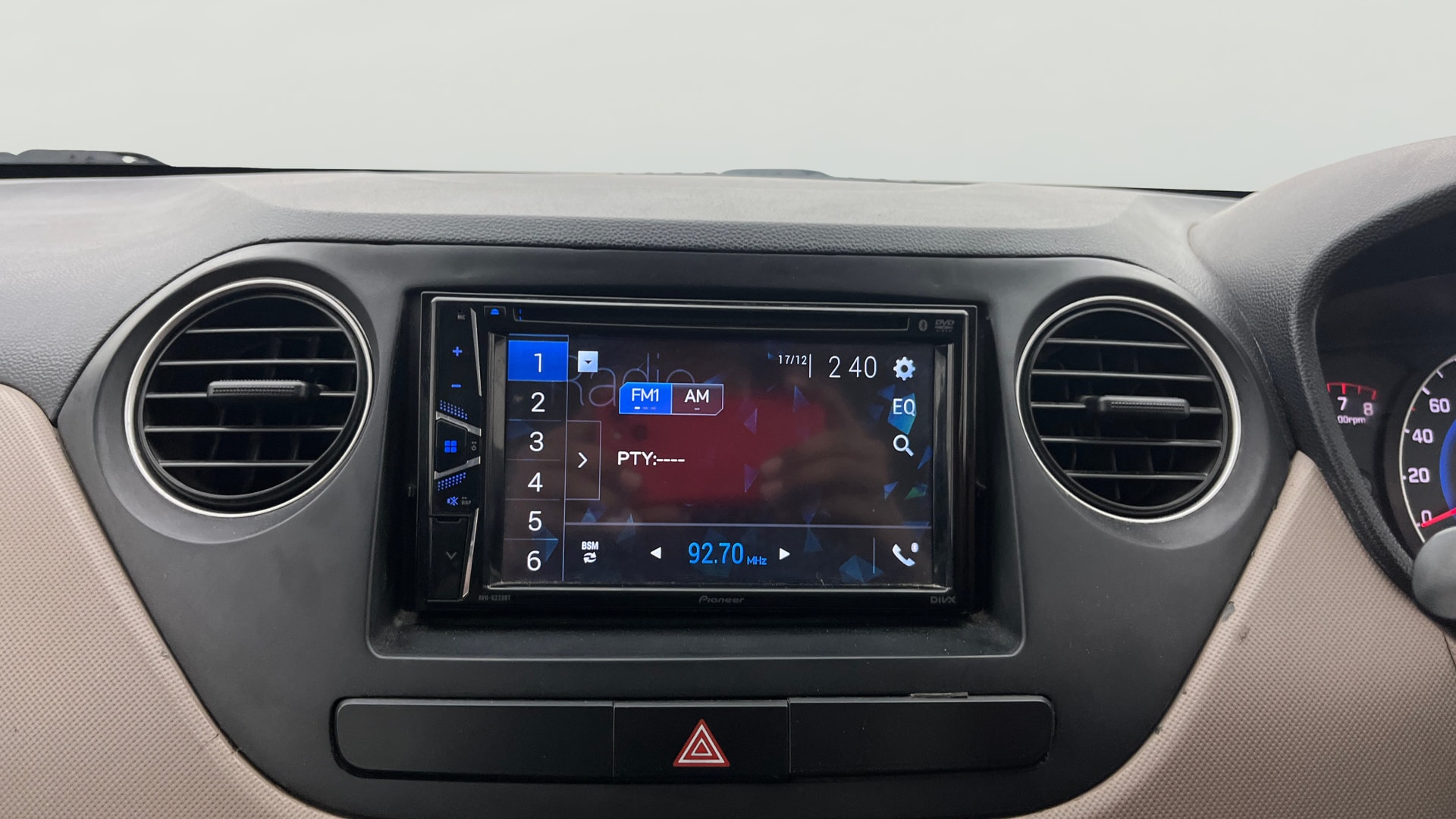 View 2016 Hyundai Grand i10 Sportz 1.2 Kappa Image 17 Used 2016 Hyundai Grand i10 Sportz 1.2 Kappa Image 17