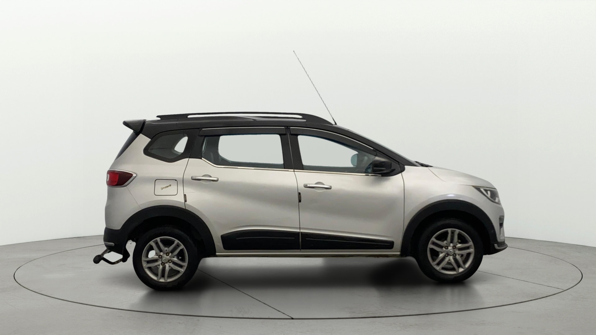 View 2023 Renault Triber RXZ Image 8 Used 2023 Renault Triber RXZ Image 8
