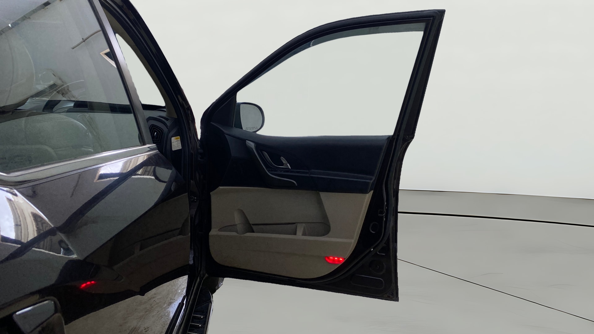 View 2017 Mahindra XUV500 W10 FWD AT Image 47 Used 2017 Mahindra XUV500 W10 FWD AT Image 47