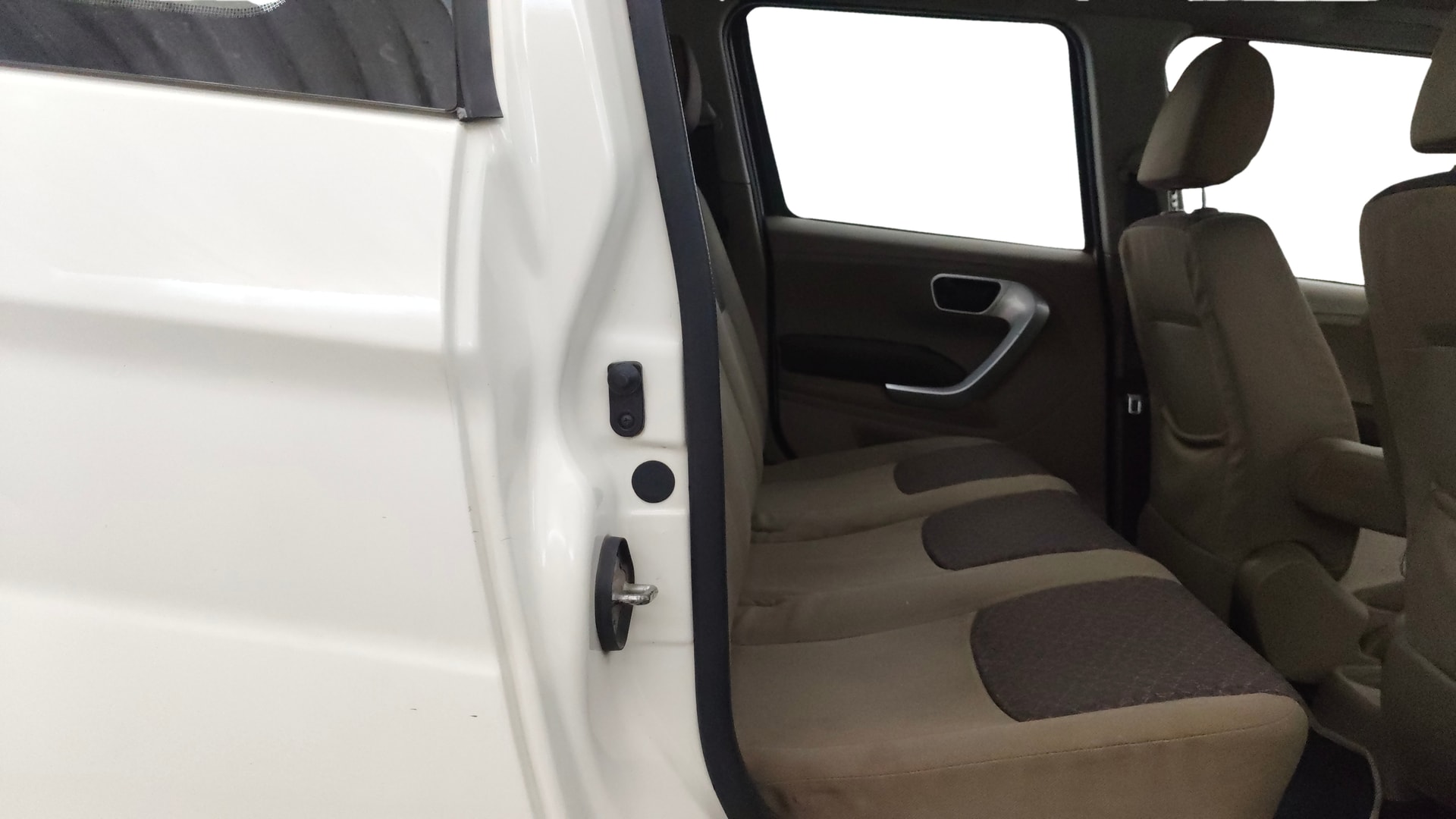View 2016 Mahindra TUV300 T8 Image 30 Used 2016 Mahindra TUV300 T8 Image 30