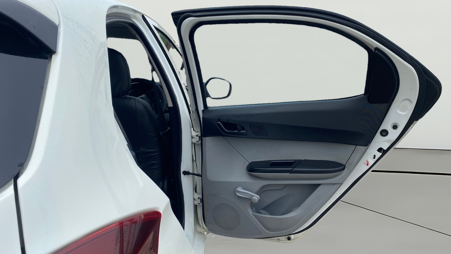 View 2021 Tata Tiago Revotorq XB Image 7 Used 2021 Tata Tiago Revotorq XB Image 7