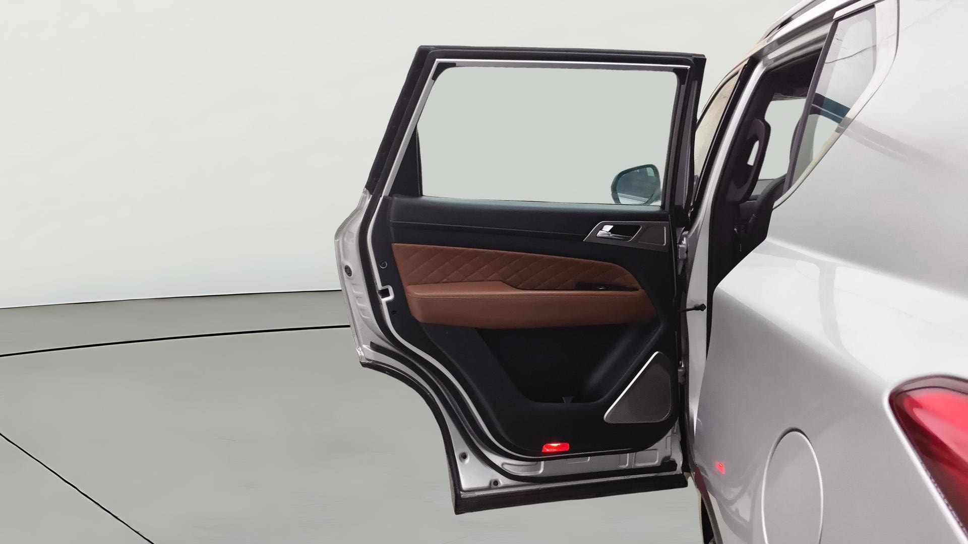 View 2019 Mahindra Alturas G4 4WD AT Image 16 Used 2019 Mahindra Alturas G4 4WD AT Image 16