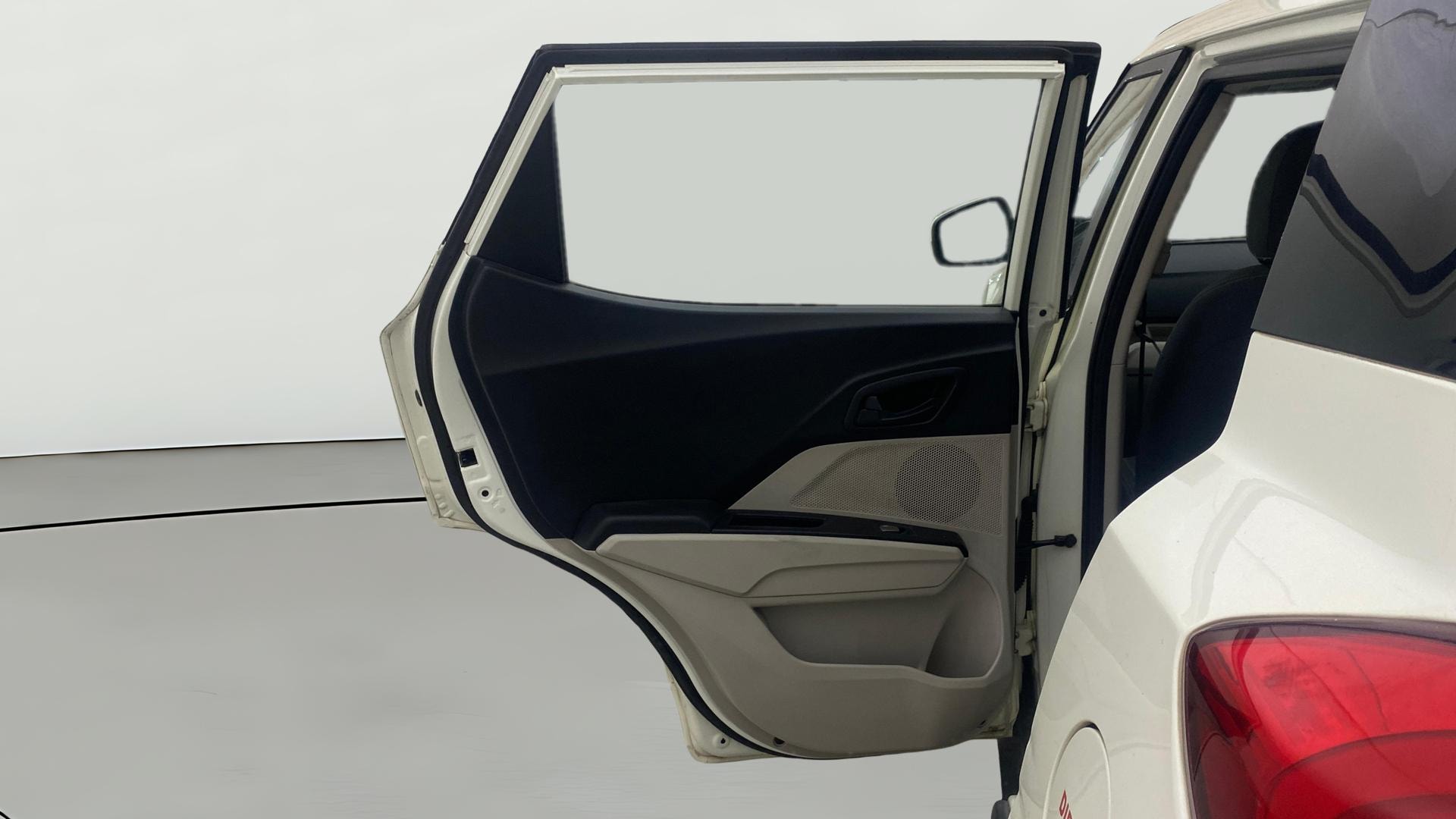 View 2019 Mahindra XUV300 W4 Petrol BS IV Image 14 Used 2019 Mahindra XUV300 W4 Petrol BS IV Image 14