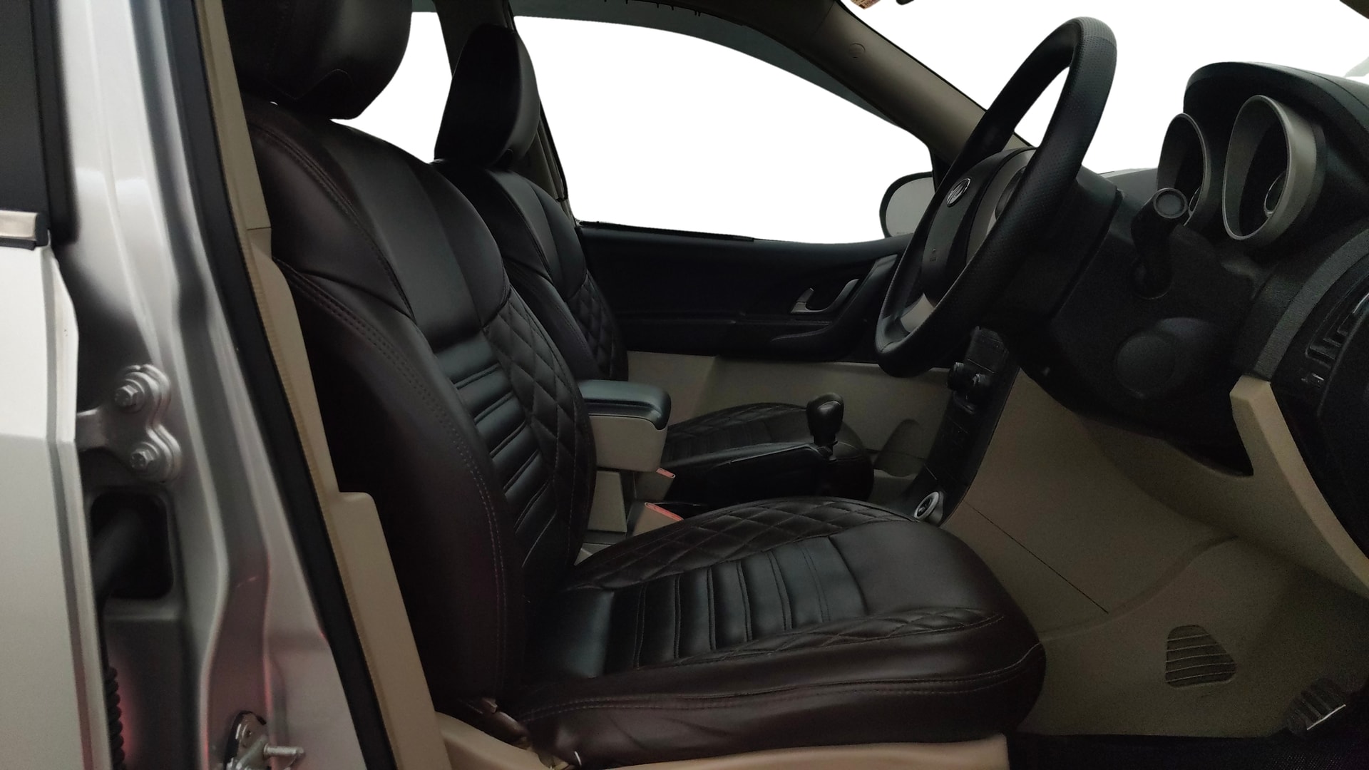 View 2015 Mahindra XUV500 W10 FWD Image 19 Used 2015 Mahindra XUV500 W10 FWD Image 19