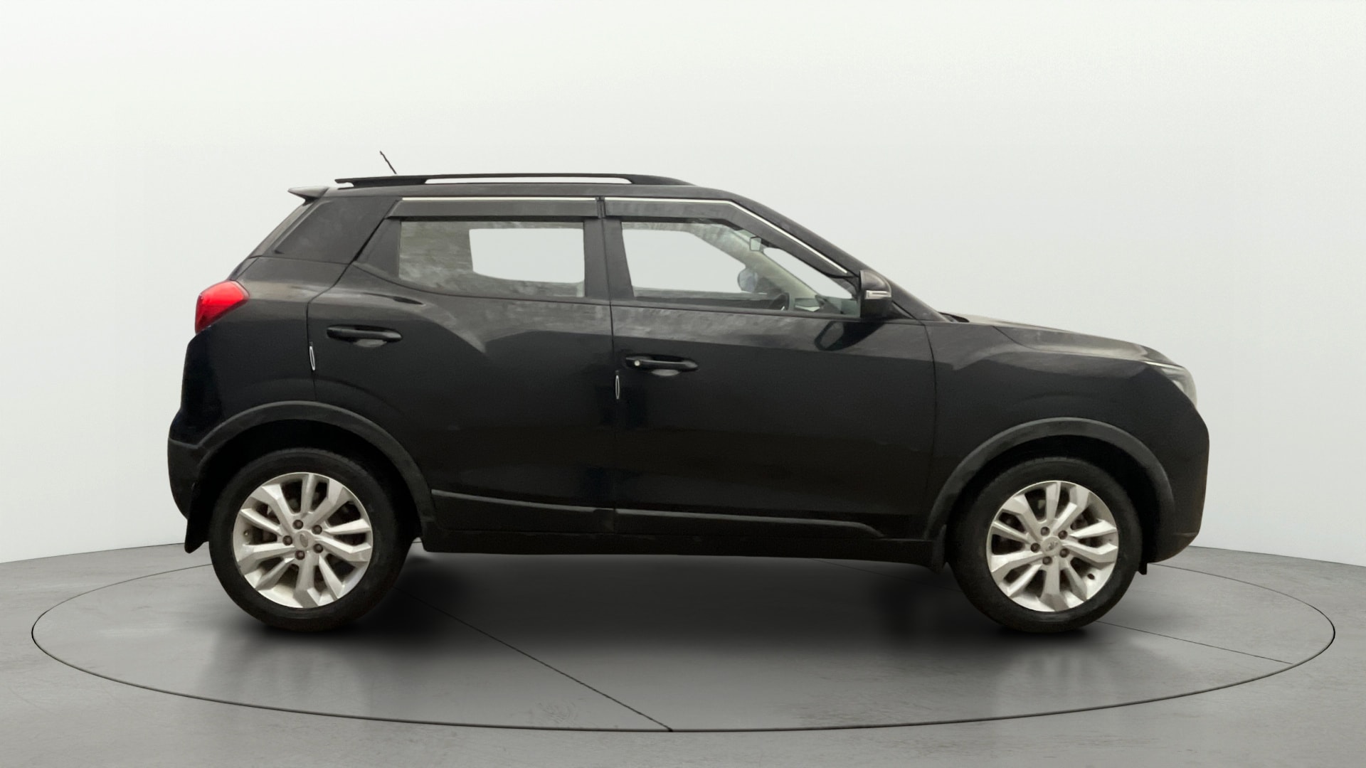 View 2020 Mahindra XUV300 W4 Petrol BS IV Image 9 Used 2020 Mahindra XUV300 W4 Petrol BS IV Image 9
