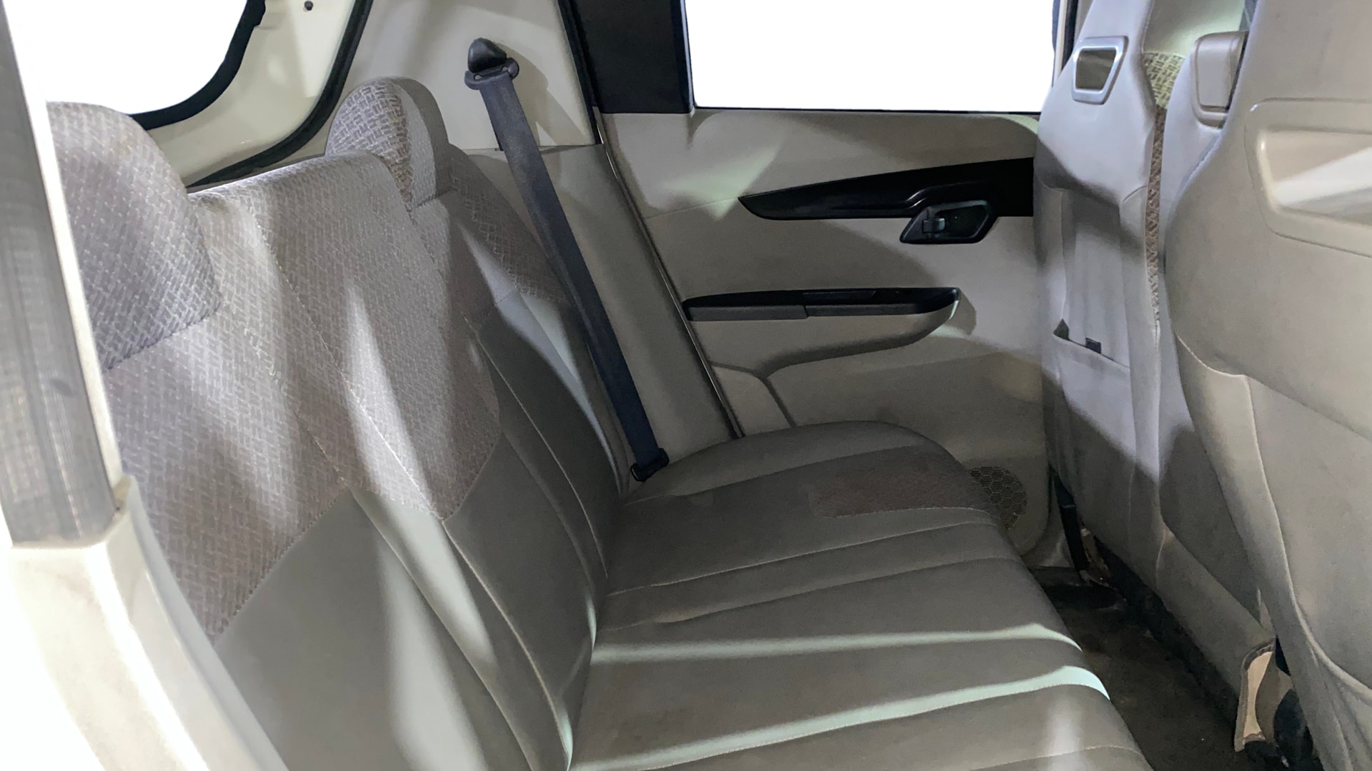 View 2017 Mahindra KUV100 K4 Plus Petrol 6 Seater BS IV Image 28 Used 2017 Mahindra KUV100 K4 Plus Petrol 6 Seater BS IV Image 28
