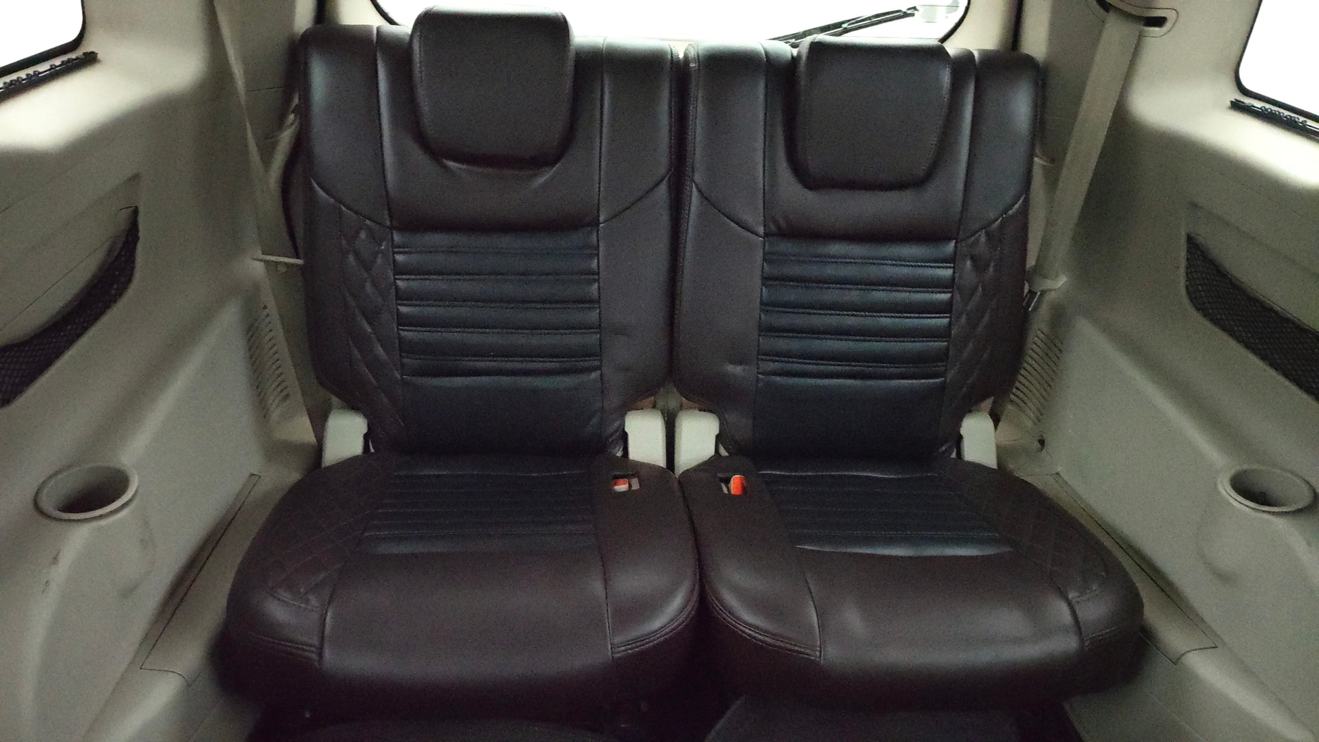 View 2015 Mahindra XUV500 W10 FWD Image 10 Used 2015 Mahindra XUV500 W10 FWD Image 10