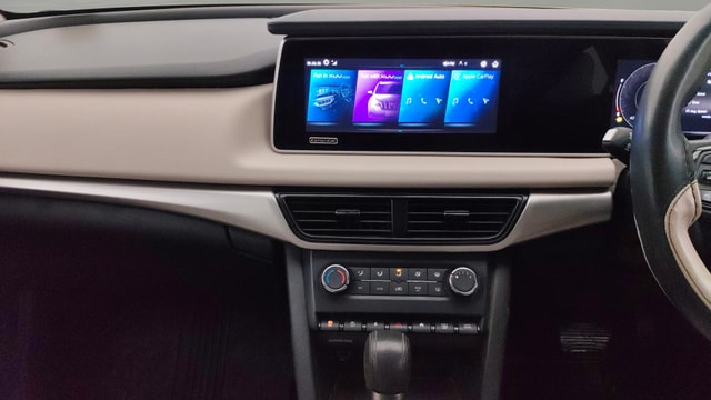 View Mahindra XUV700 Image 18 Used Mahindra XUV700 Image 18