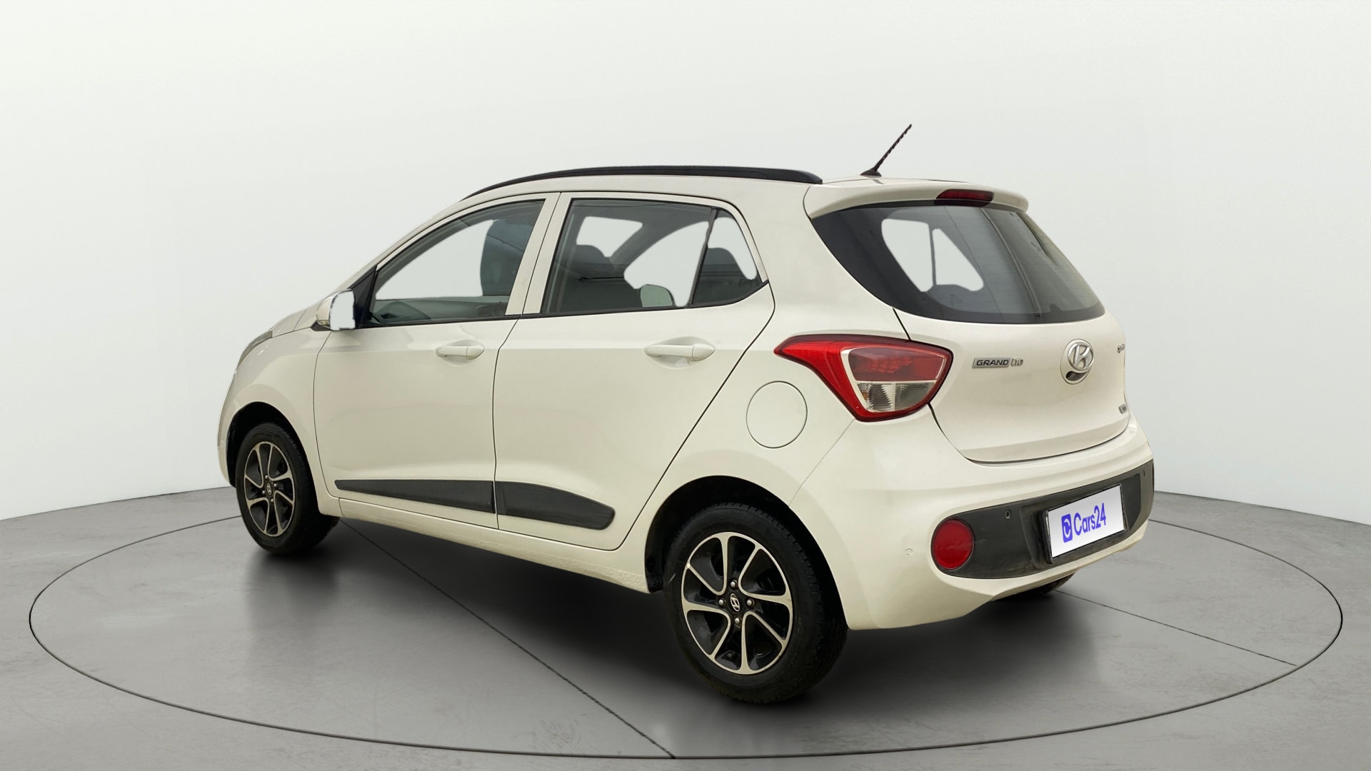 View 2017 Hyundai Grand i10 1.2 Sportz Petrol AT Image 2 Used 2017 Hyundai Grand i10 1.2 Sportz Petrol AT Image 2