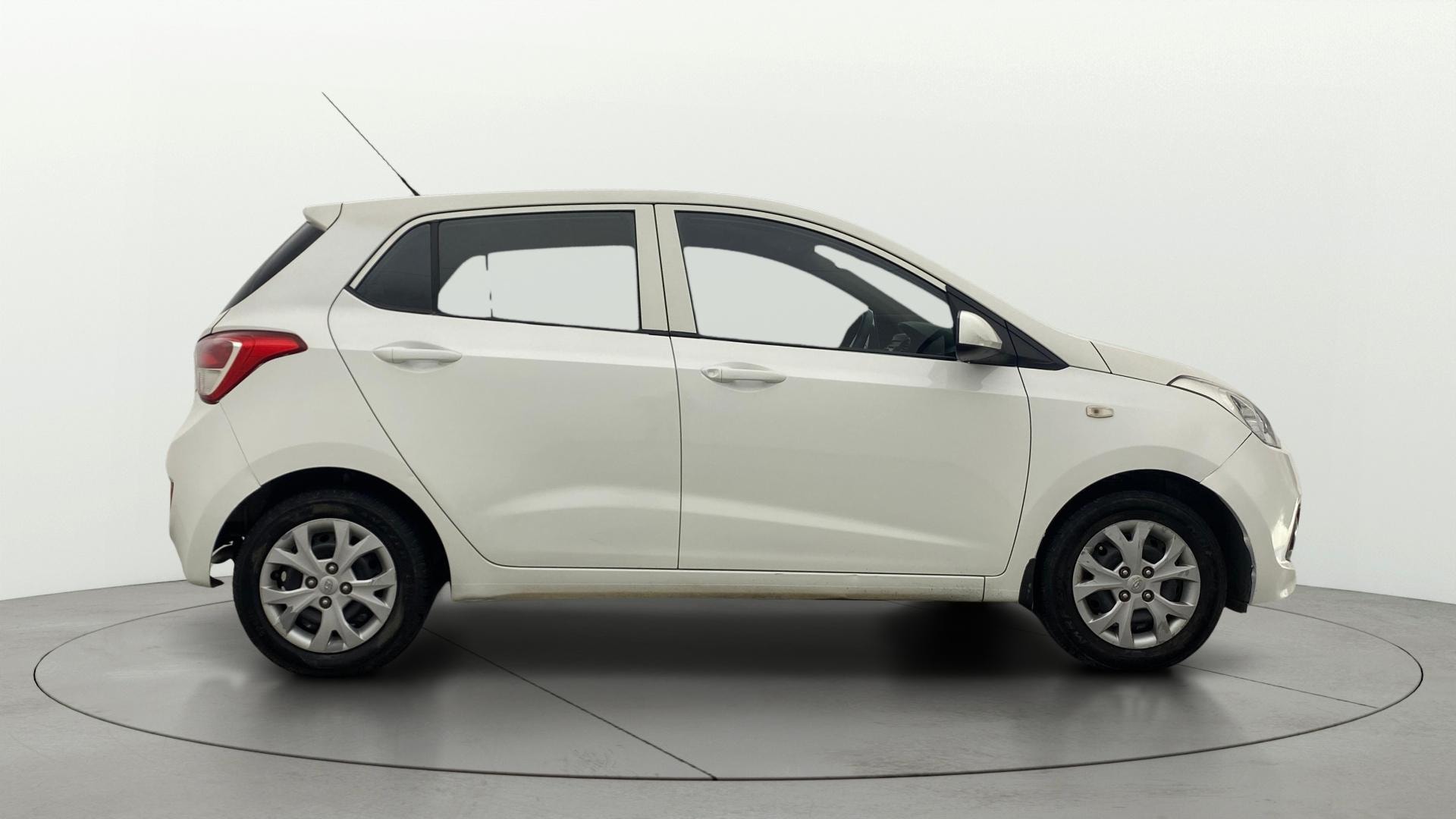 View 2016 Hyundai Grand i10 1.2 Magna Petrol AT Image 8 Used 2016 Hyundai Grand i10 1.2 Magna Petrol AT Image 8