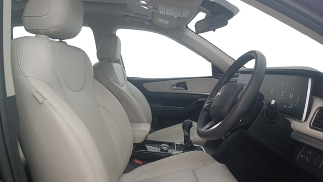 View Mahindra XUV700 Image 19 Used Mahindra XUV700 Image 19