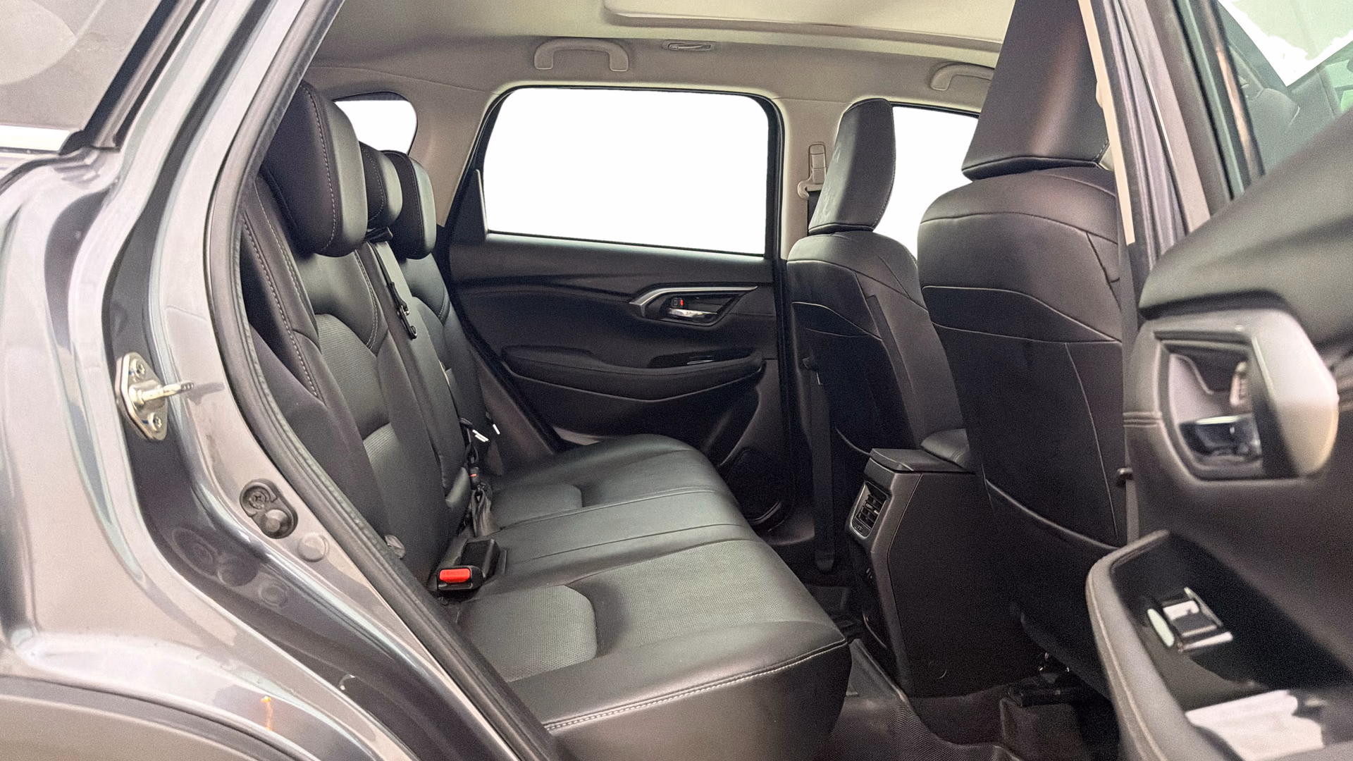 View 2023 Toyota Urban Cruiser Hyryder V AT 2WD NEODRIVE Image 37 Used 2023 Toyota Urban Cruiser Hyryder V AT 2WD NEODRIVE Image 37