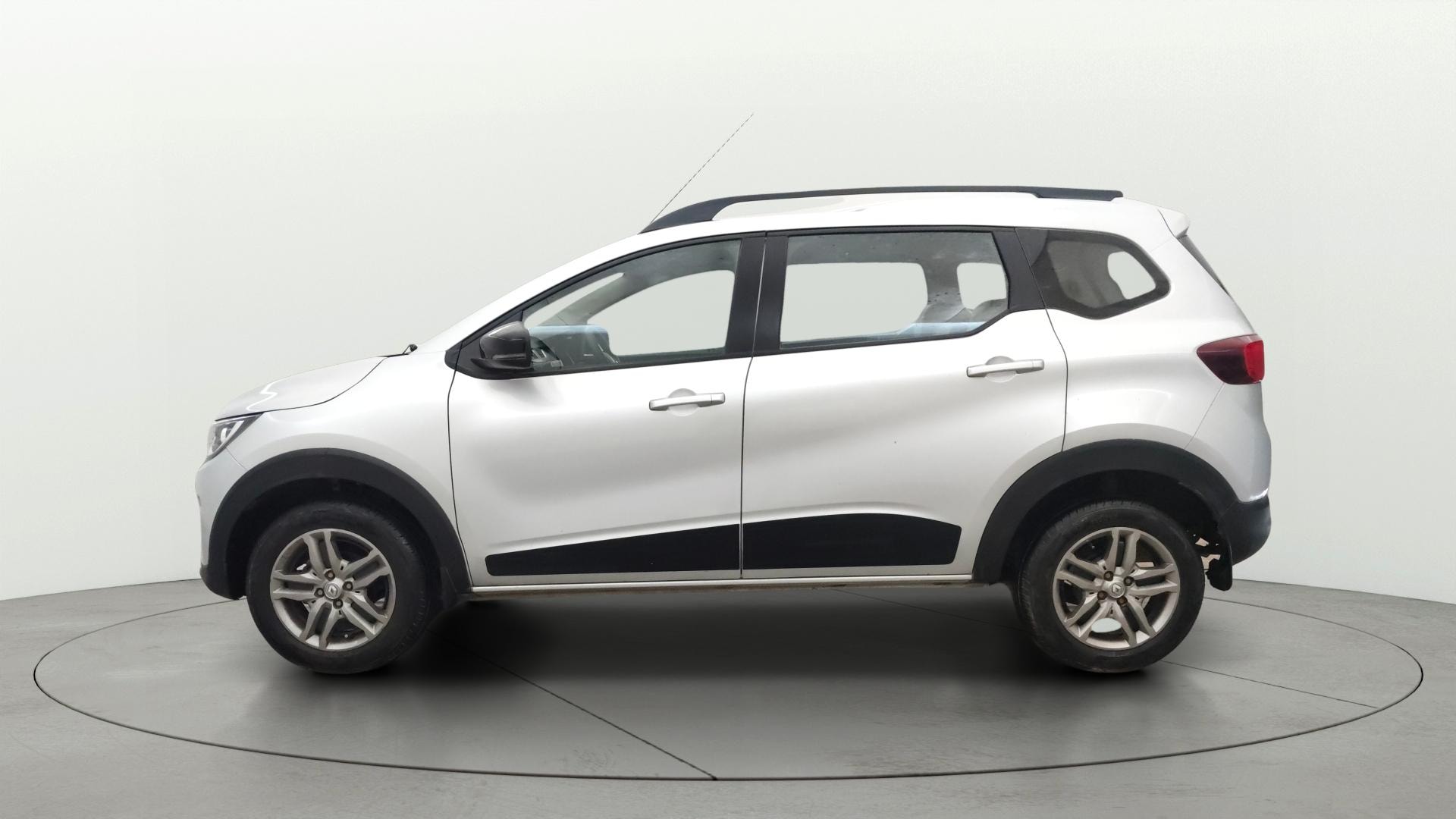 View 2022 Renault Triber RXZ Image 5 Used 2022 Renault Triber RXZ Image 5