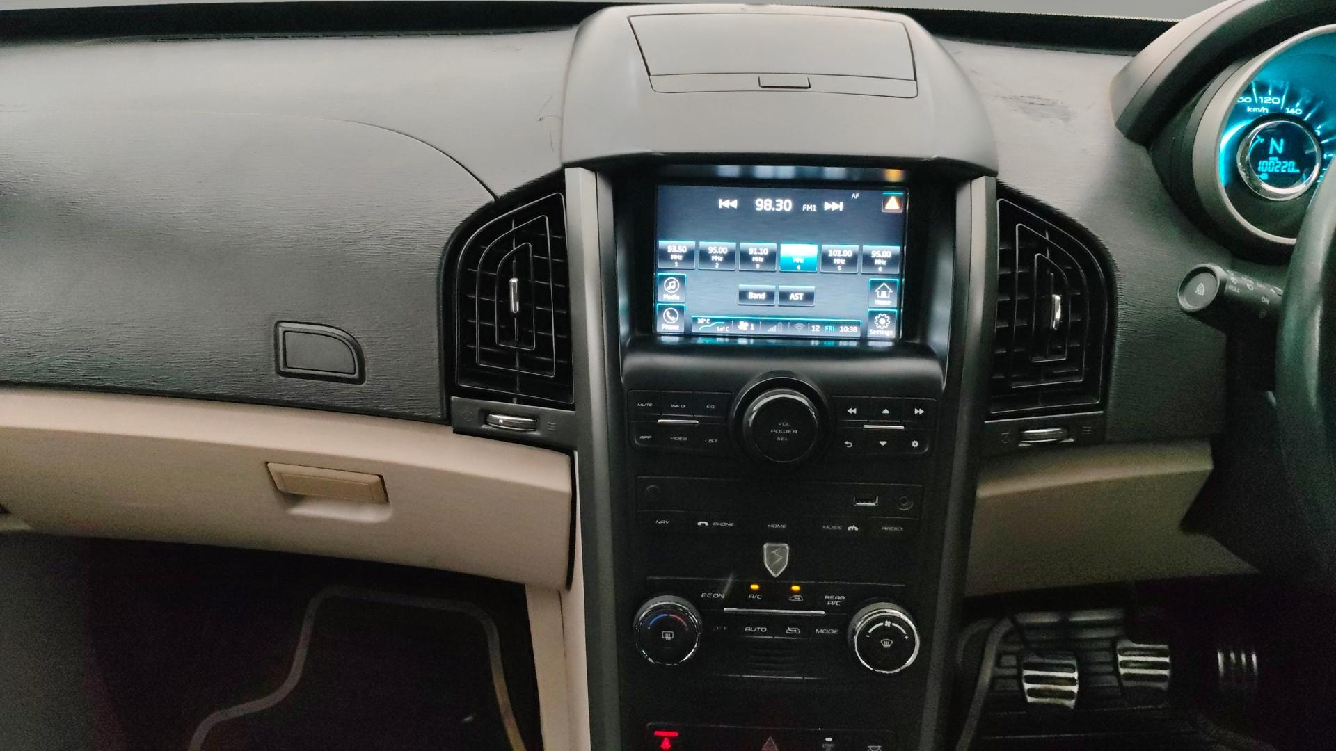 View 2017 Mahindra XUV500 G AT Image 34 Used 2017 Mahindra XUV500 G AT Image 34