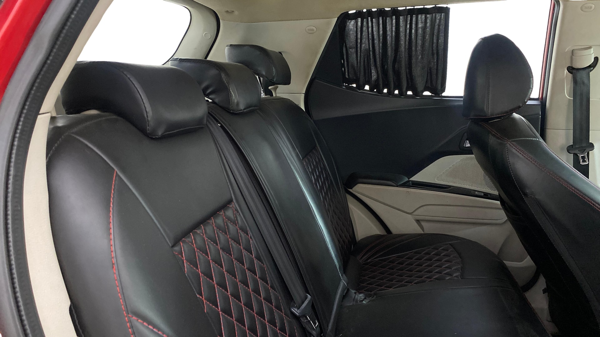 View 2019 Mahindra XUV300 W4 Petrol BS IV Image 30 Used 2019 Mahindra XUV300 W4 Petrol BS IV Image 30