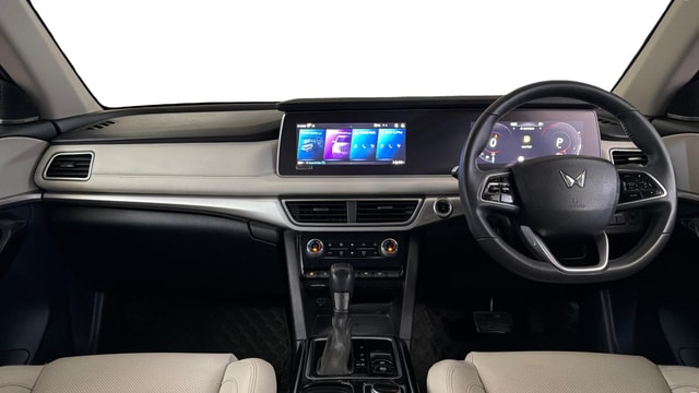View Mahindra XUV700 Image 32 Used Mahindra XUV700 Image 32