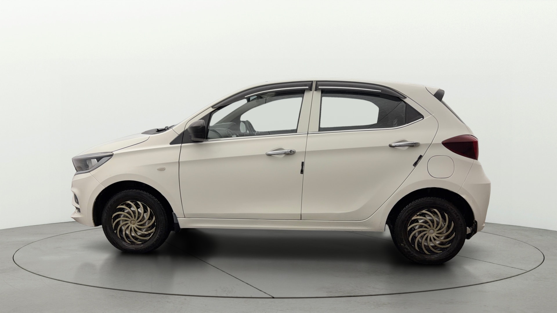 View 2025 Tata Tiago Revotorq XB Image 5 Used 2025 Tata Tiago Revotorq XB Image 5