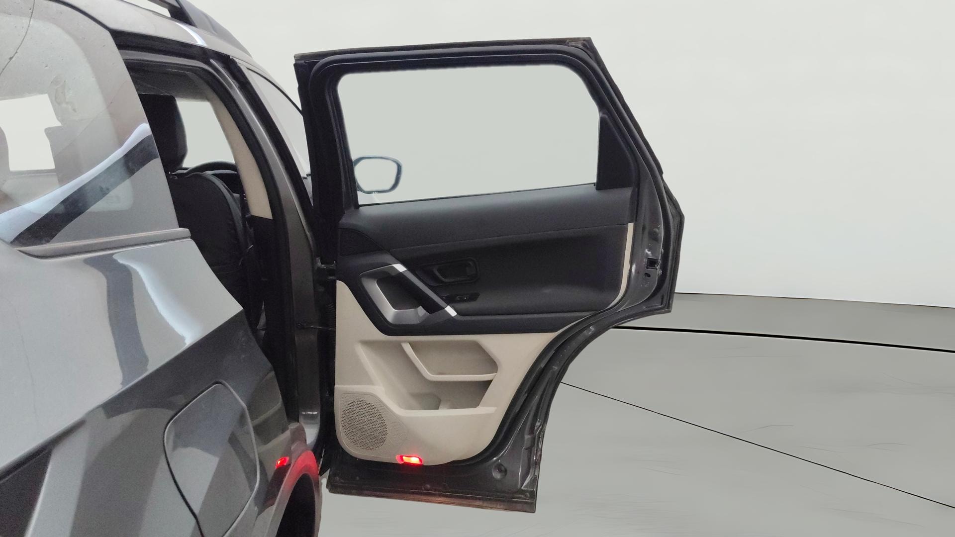 View 2022 Tata Safari XM Image 7 Used 2022 Tata Safari XM Image 7