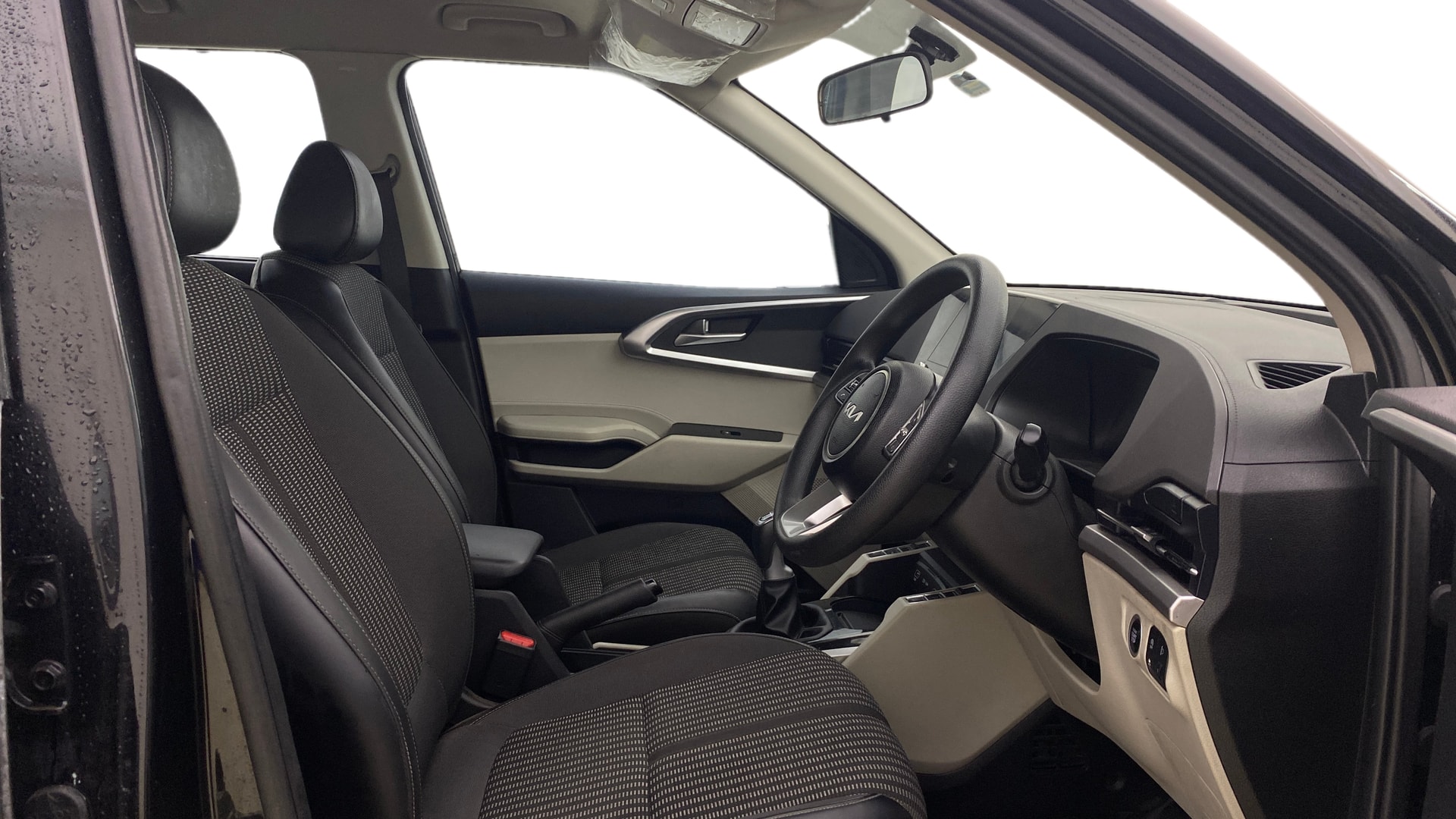 View 2024 Kia Carens Prestige 1.5 Petrol 7 STR Image 19 Used 2024 Kia Carens Prestige 1.5 Petrol 7 STR Image 19