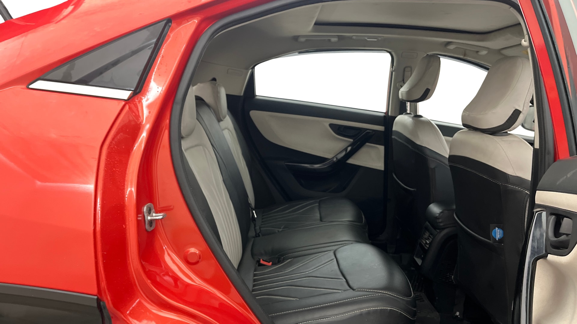 View 2025 Tata Curvv Smart 1.2 Revotron Petrol 6MT Image 31 Used 2025 Tata Curvv Smart 1.2 Revotron Petrol 6MT Image 31