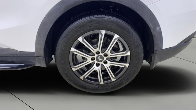 View Mahindra XUV700 Image 8 Used Mahindra XUV700 Image 8