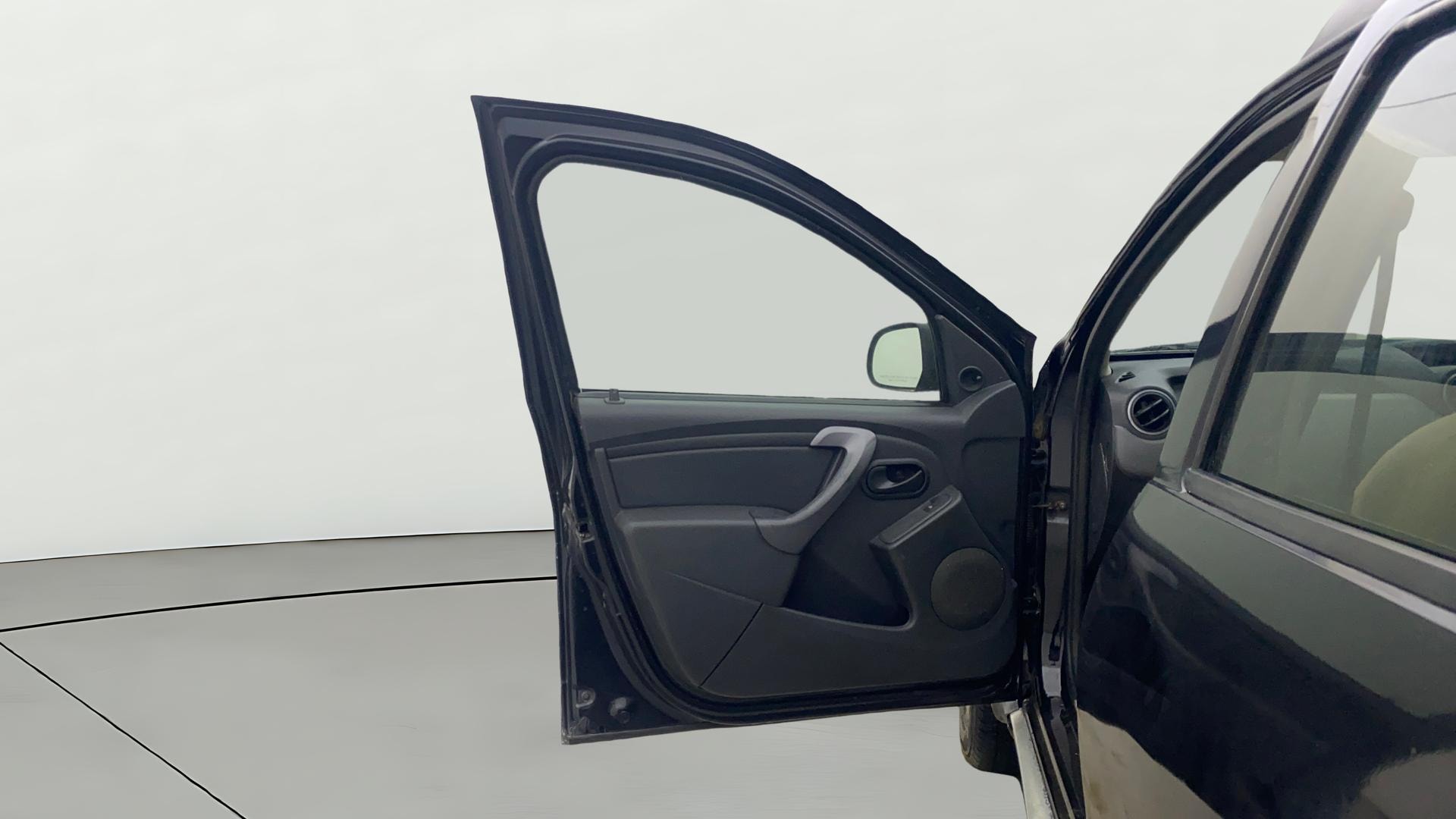 View 2015 Renault Duster Diesel 85PS RXE Image 36 Used 2015 Renault Duster Diesel 85PS RXE Image 36