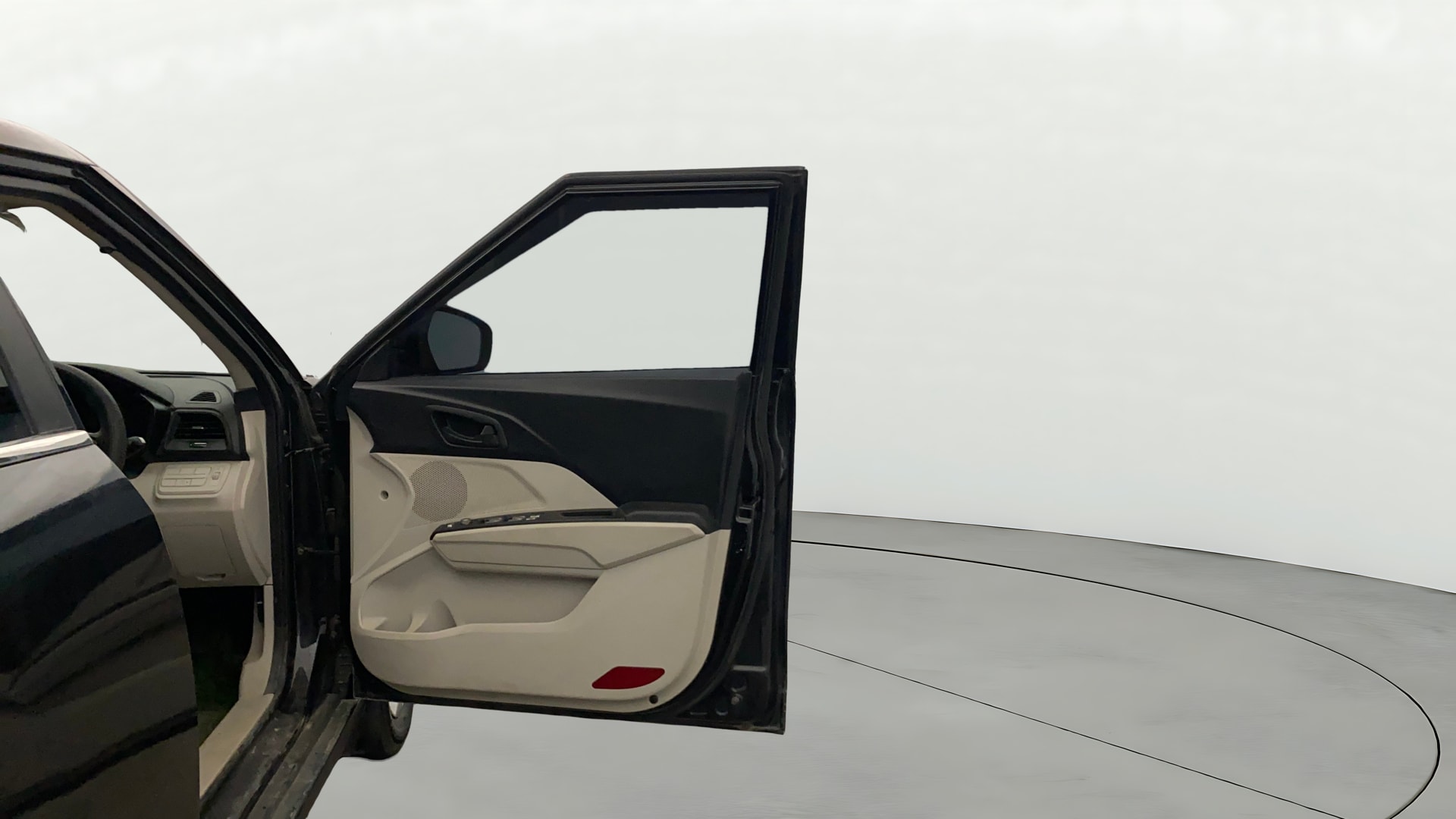 View 2023 Mahindra XUV300 W4 Petrol BS IV Image 44 Used 2023 Mahindra XUV300 W4 Petrol BS IV Image 44