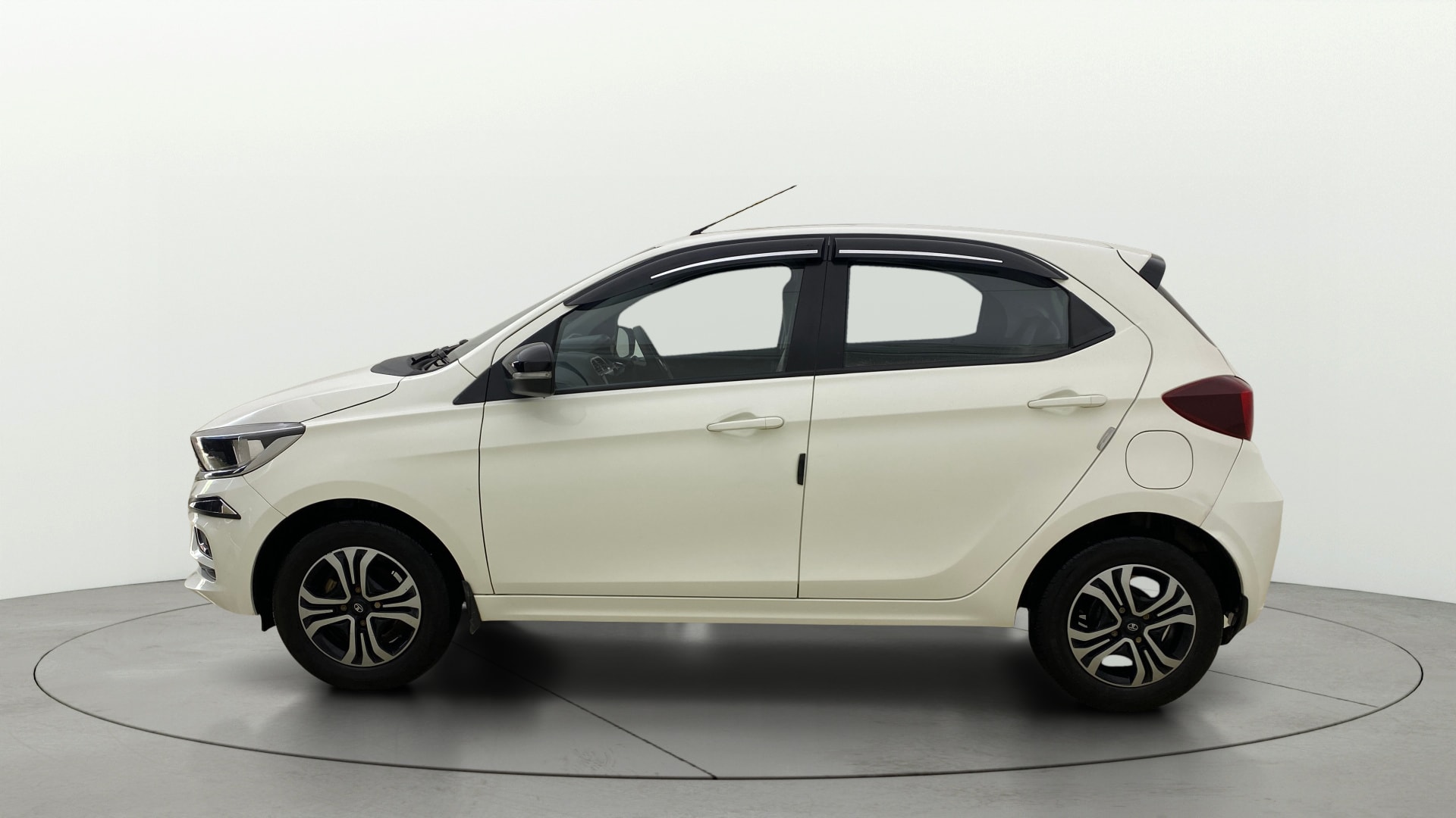 View 2024 Tata Tiago Revotorq XB Image 5 Used 2024 Tata Tiago Revotorq XB Image 5