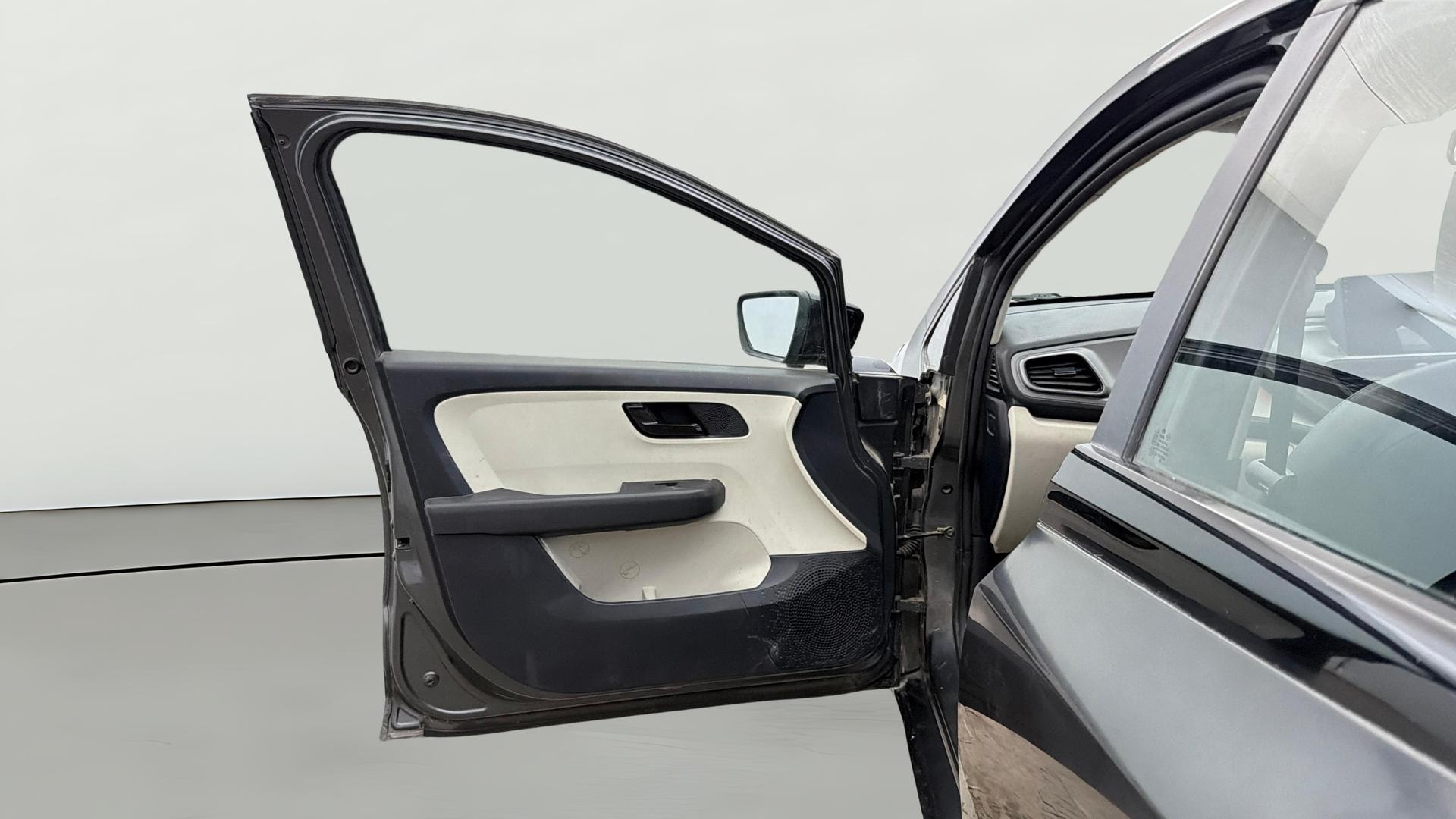 View 2022 Tata Altroz XE Petrol Image 30 Used 2022 Tata Altroz XE Petrol Image 30