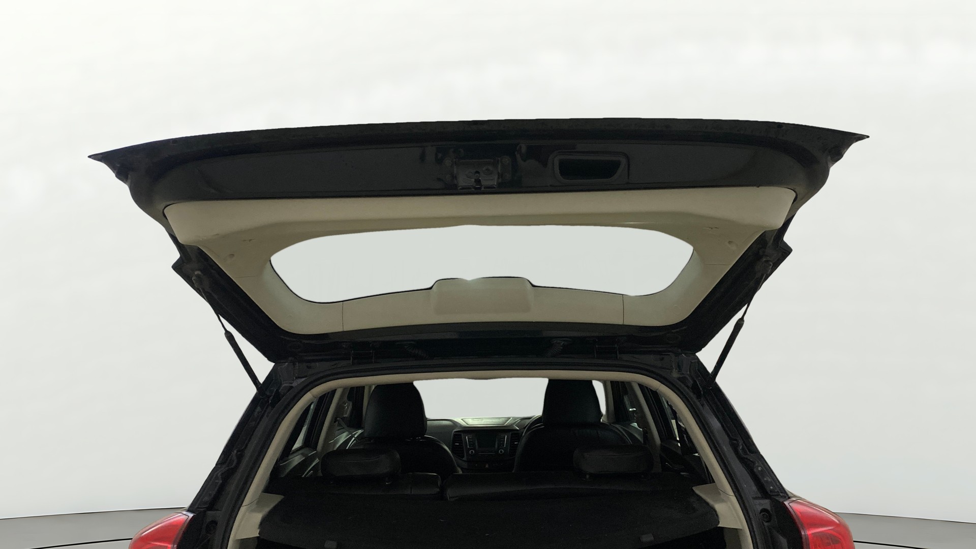 View 2024 Mahindra XUV300 W4 Petrol BS IV Image 16 Used 2024 Mahindra XUV300 W4 Petrol BS IV Image 16