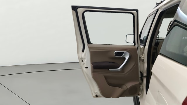 View Mahindra TUV300 Image 23 Used Mahindra TUV300 Image 23