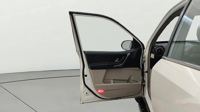 View Mahindra XUV500 Image 40 Used Mahindra XUV500 Image 40