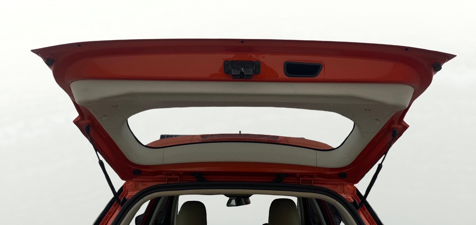 View 2019 Mahindra XUV300 W4 Petrol BS IV Image 17 Used 2019 Mahindra XUV300 W4 Petrol BS IV Image 17